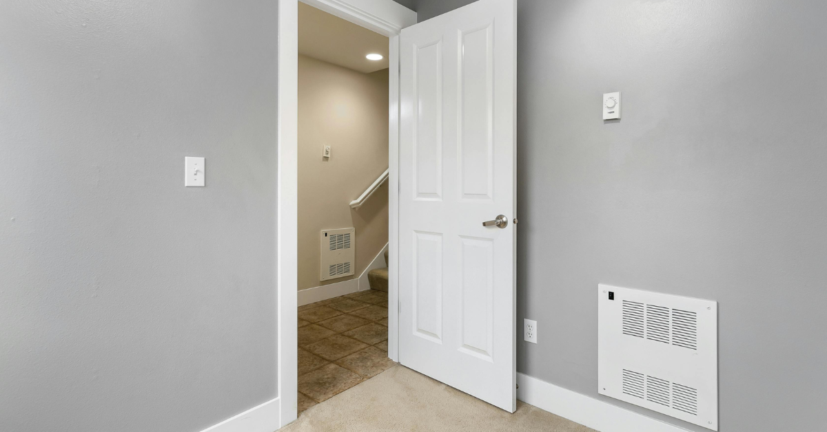 Drzwiczki rewizyjne – przepisy, wymagania i montaż w różnych pomieszczeniach