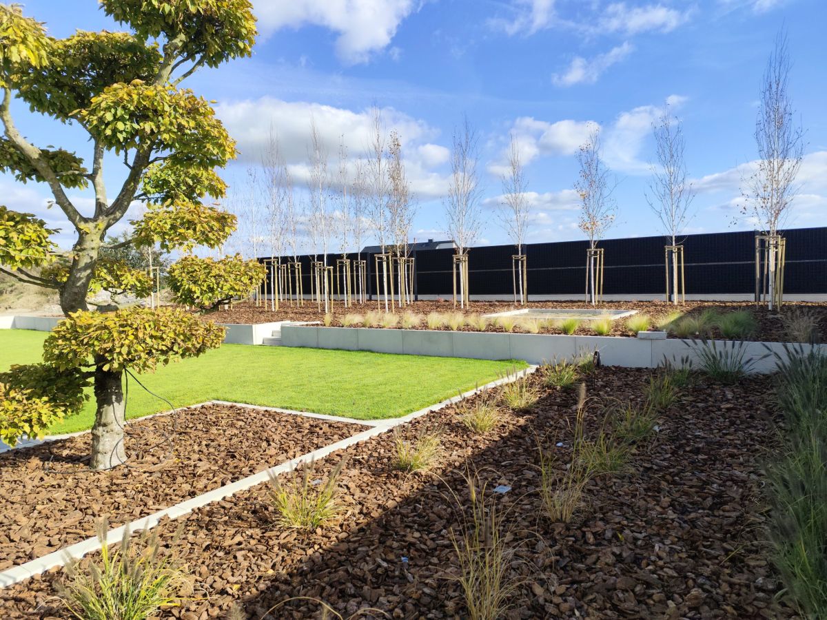 Czy można zamontować ekran akustyczny przy granicy działki?